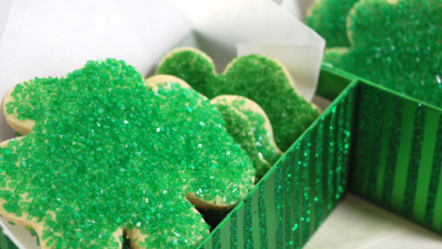 Squisiti e friabili biscotti Shamrock a forma di trifoglio per celebrare la festa di San Patrizio