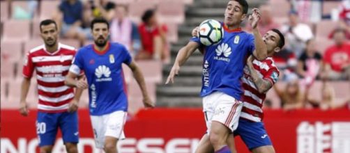 Sa&uacute;l Berj&oacute;n controla el bal&oacute;n. Foto: ABC