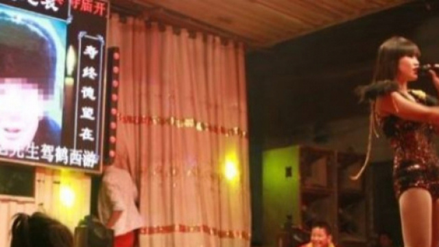 Cina, governo vieta le spogliarelliste ai funerali (FOTO) - huffingtonpost.it