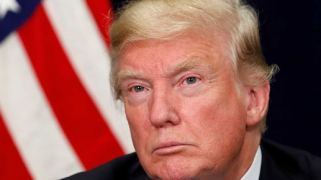 Donald Trump firma provvedimento che limita presenza di transgender nell'esercito americano.
