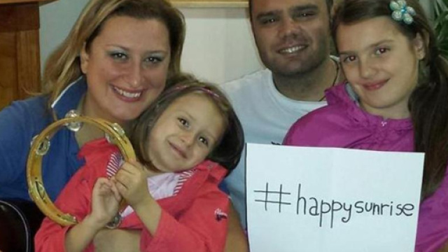 Luigi Capasso, 43 anni, con la moglie Antonietta Gargiulo, 39 anni, e le figlie. L'appuntato ha sempre avuto una doppia vita.