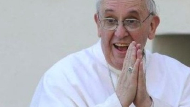 Papa Francesco in una sua espressione di stupore