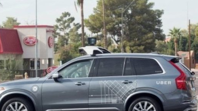 Uber ha dichiarato di stare sospendendo i test di guida automatica a causa un incidente mortale ai danni di una donna