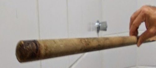 Homem &eacute; violado com um cabo de vassoura