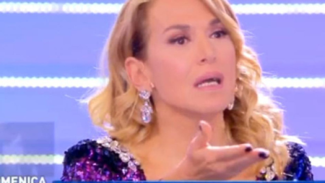 Barbara D'Urso ascolta una prova shock sulla bufera droga