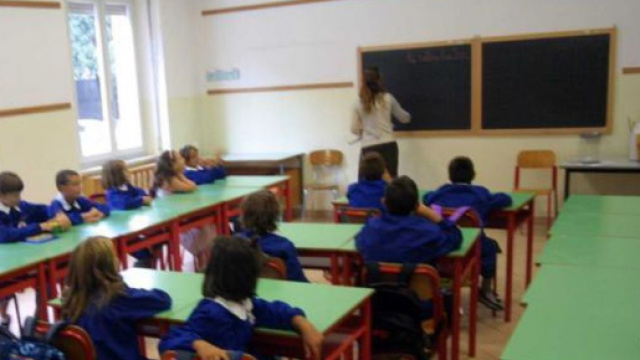Genitore cuce la microspia nella felpa del figlio e scopre i maltrattamenti delle maestre