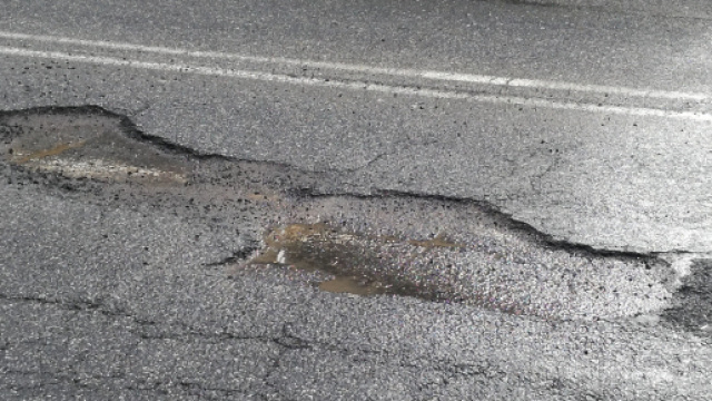 Le strade di roma si sgretolano sotto i colpi della pioggia. In questa foto una buca sulla via Cassia