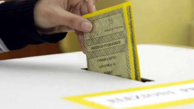 Una signora mentre ripone la scheda elettorale all'interno dell'urna