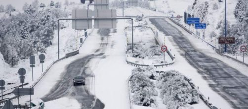 El temporal de fr&iacute;o polar y nieve interrumpe carreteras y trenes