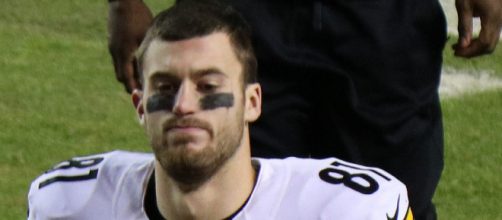 Jesse James, tight end for the Pittsburgh Steelers, was a victim of the NFL catch rule in 2017 [Image via Jeffrey Beall/Wikimedia]