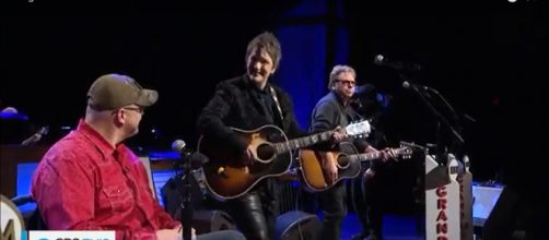 Songwriters and veterans bond and foster healing through the use of song.[image source: CBS This Morning/YouTube screenshot]