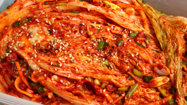 Forse alla vista non &egrave; invogliante ma il kimchi, piatto tradizionale coreano di cavolo fermentato migliora l'umore.