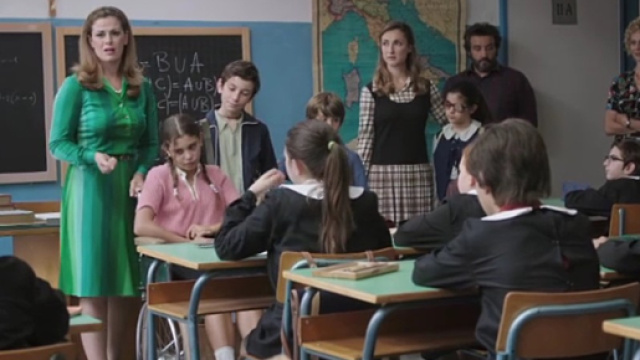 La prof gli chiede il cellulare, ma lo studentei le sferra un pugno