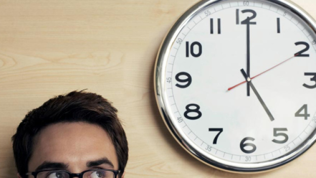 Una persona guarda l'orologio di casa