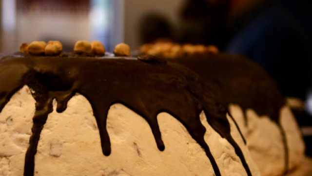 Zuccotto di Pasqua con cioccolato fondente e panna fresca