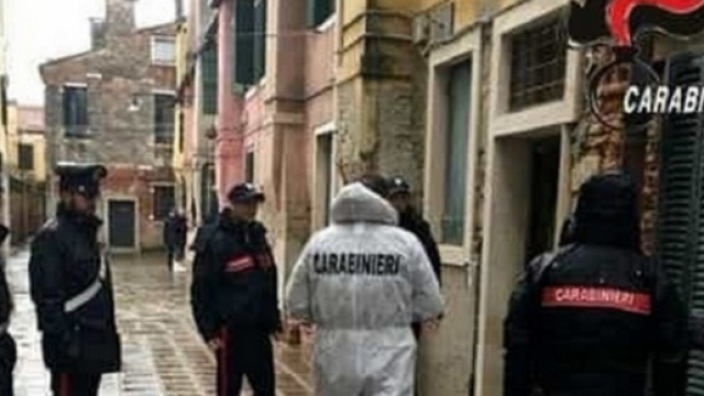 I carabinieri a Venezia sul luogo dove &egrave; stato rinvenuto il corpo mummificato di Lelio Baschetti.