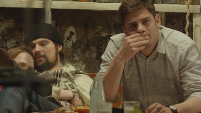 Una scena del film: Dovlatov con i suoi amici