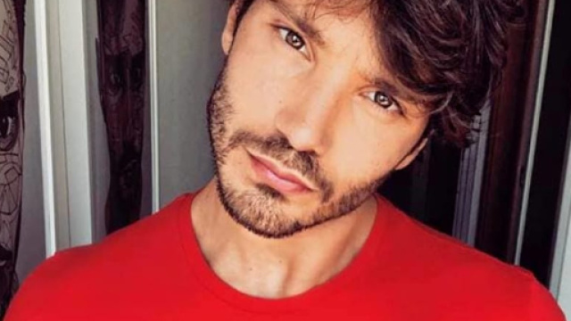 Stefano De Martino nega di essere fidanzato