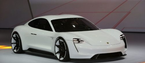 El primer auto el&eacute;ctrico de Porsche ya tiene fecha de salida | FYI ... - fyinews.tv
