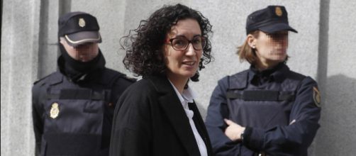 Marta Rovira pasa ante 2 polic&iacute;as nacionales cuando se dignaba a acudir a sus citas con la justicia antes de su fuga (EFE)