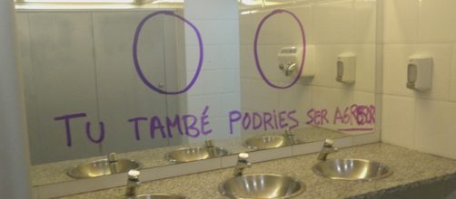 Pintadas acusatorias en el ba&ntilde;o de hombres en el Campus de la Ciutadella en la Universidad Pompeu Fabra. (Jove, wikipedia commons)