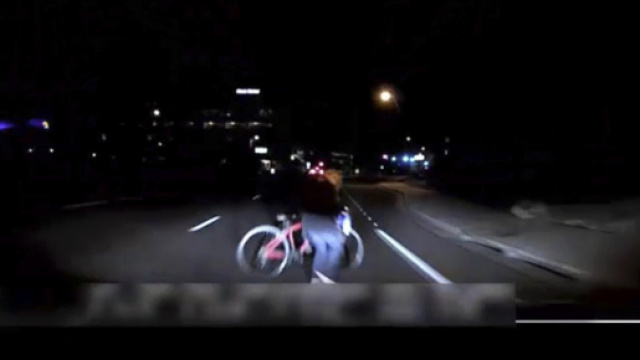 Auto Uber senza conducente travolge e uccide un pedone, il video dell'incidente &egrave; stato diffuso dalla polizia dell'Arizona.