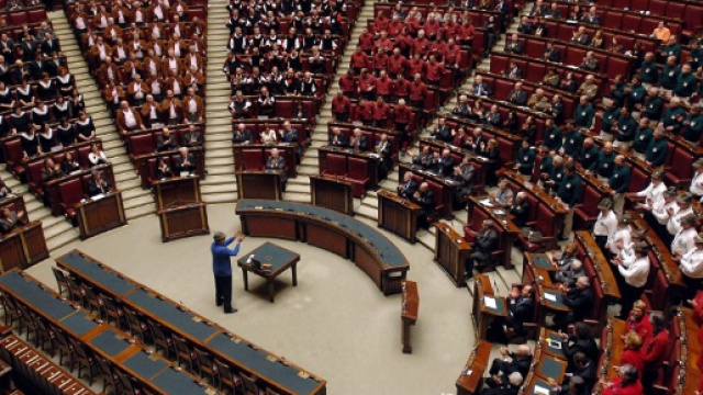 Olandese tenta il suicidio in Parlamento