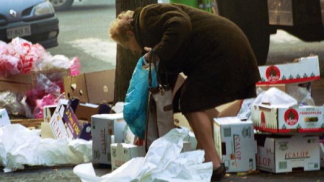 Effetto decreto Minniti, a Genova multe di 200 euro per chi fruga ... - fanpage.it