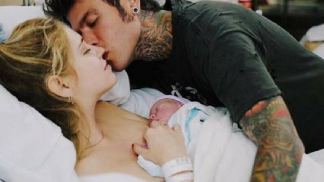 Fedez e Chiara Ferragni insieme al loro piccolo Leone Lucia