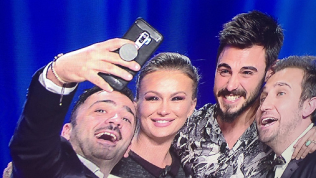 Francesco Monte ed Eva Henger sorridono con Pio e Amedeo