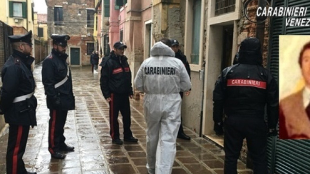 I carabinieri davanti alla casa di Lellio Boschetti ( nel riquadro)