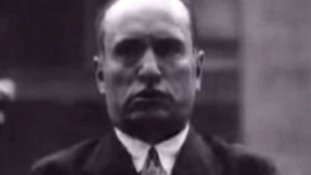 Immagine di Benito Mussolini durante il discorso trasmesso dalla Fox nel 1927