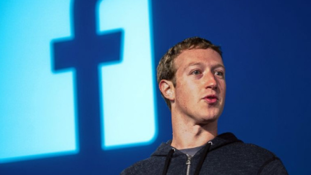 In alto, il fondatore di Facebook, Mark Zuckerberg