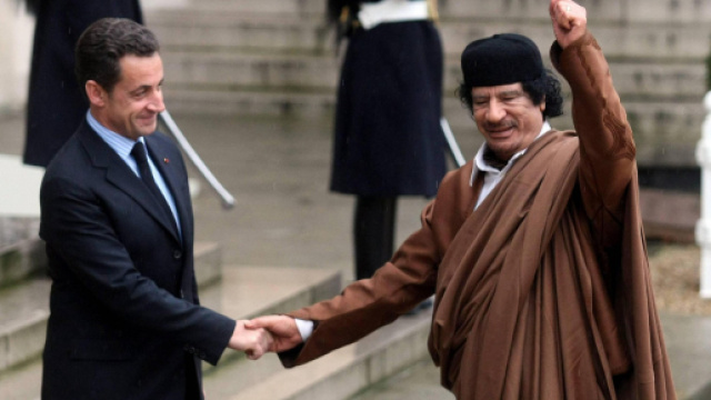 In alto, l'ex presidente francese Sarkozy e l'ex presidente libico Gheddafi