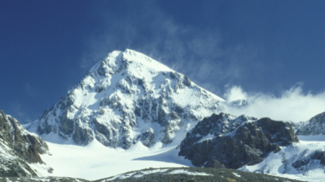 La vetta del Gran Zebr&ugrave; vista dalla Valtellina (foto: Marco Barci, Wikipedia)