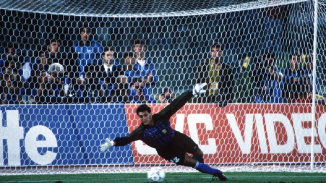 Sergio Goycochea para il rigore di Donadoni in Italia-Argentina, semifinale dei Mondiali del 1990