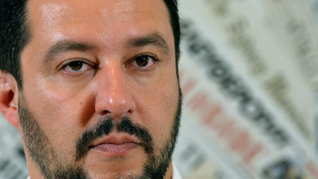 Si rifiuta di servire Salvini e viene licenziata.