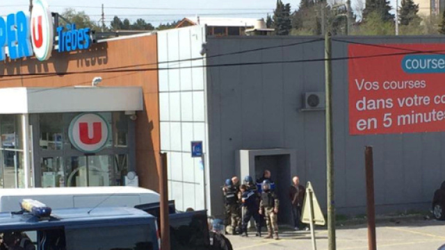 Trebes, terrorista si barrica in un supermercato: ucciso durante un blitz - huffingtonpost.it