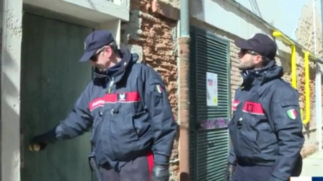 Venezia, i carabinieri davanti la casa di Lelio Baschetti, trovato mummificato.