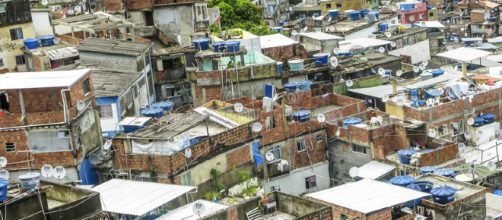 Monta&ntilde;a Cubierta Por Las Casas Pobres - Favela - Rio De Janeiro ... - dreamstime.com