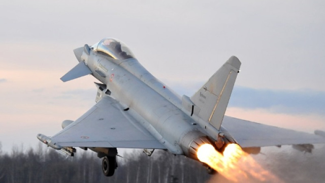 Un caccia F-2000 Eurofighter dell'Aeronautica militare italiano in fase di decollo.