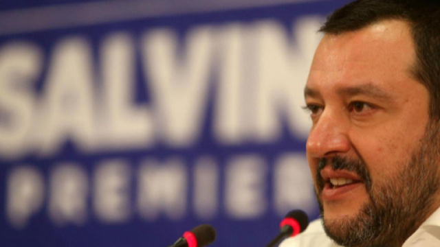 Gelataia si rifiuta di servire salvini e perde il posto
