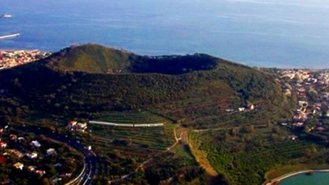 I Campi Flegrei mostrano segni di risveglio.