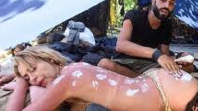 Jonathan spalma la crema solare alla Marini