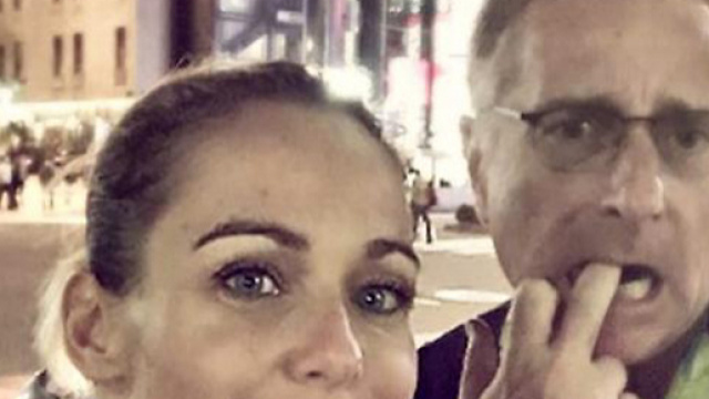 La moglie di Paolo Bonolis si scaglia contro Striscia la Notizia