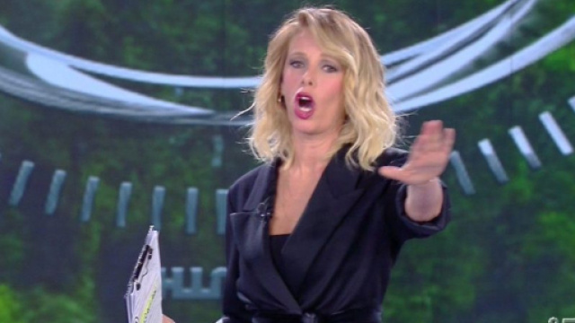 Isola dei famosi 13: un concorrente smaschera il programma, Alessia in panico