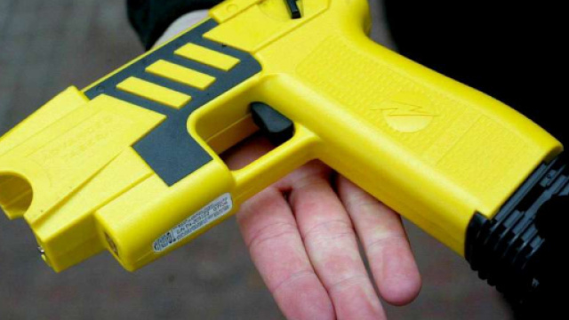 Pistola Taser per la polizia in via sperimentale
