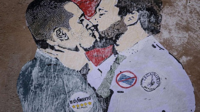 Salvini-Di Maio innamorati?: a Roma spunta un particolare murales