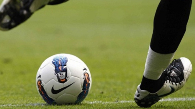 Un portiere mentre effettua il rinvio dal fondo