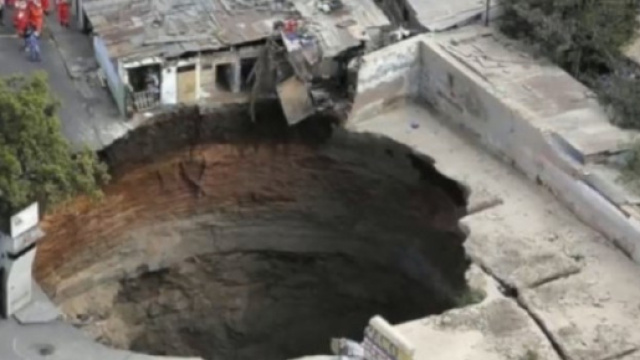 Una voragine apertasi improvvisamente in pieno centro in una cittadina del Texas (fonte isciencetimes.com)